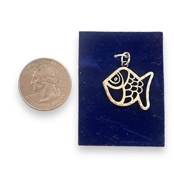 925 Sterling Silver fish Charm pendant - Picture 3 of 3